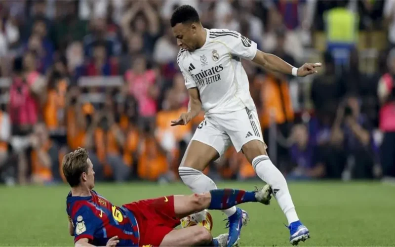 مواجهة قوية.. مدة غياب دي يونج عن برشلونة عقب طرده أمام ريال مدريد